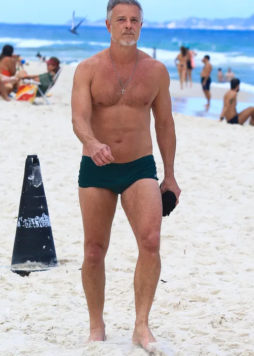 
					De sunga verde, Marcello Novaes rouba a cena em folga de 'Dona de Mim'
				
				