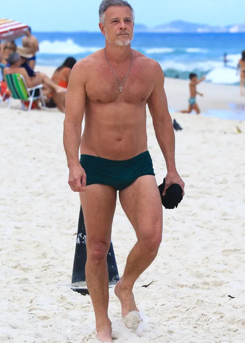 
					De sunga verde, Marcello Novaes rouba a cena em folga de 'Dona de Mim'
				
				