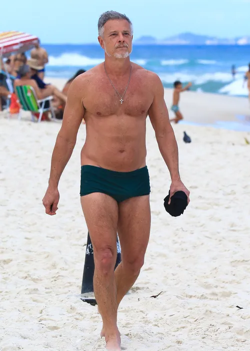 
					De sunga verde, Marcello Novaes rouba a cena em folga de 'Dona de Mim'
				
				