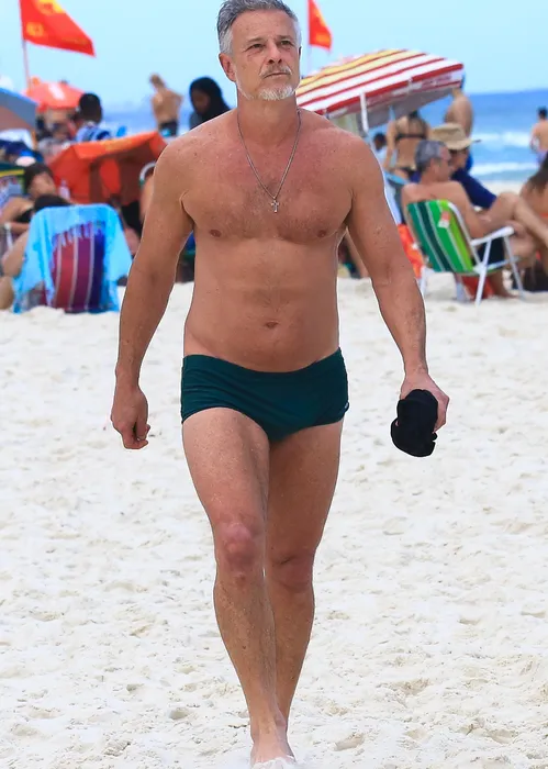 
					De sunga verde, Marcello Novaes rouba a cena em folga de 'Dona de Mim'
				
				