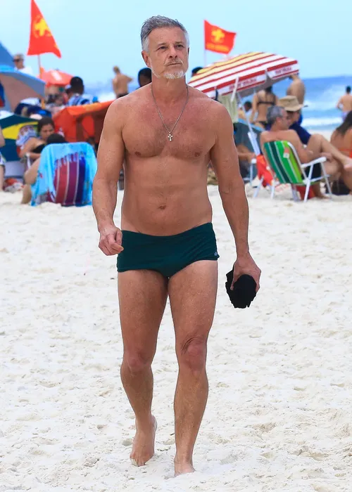 
					De sunga verde, Marcello Novaes rouba a cena em folga de 'Dona de Mim'
				
				