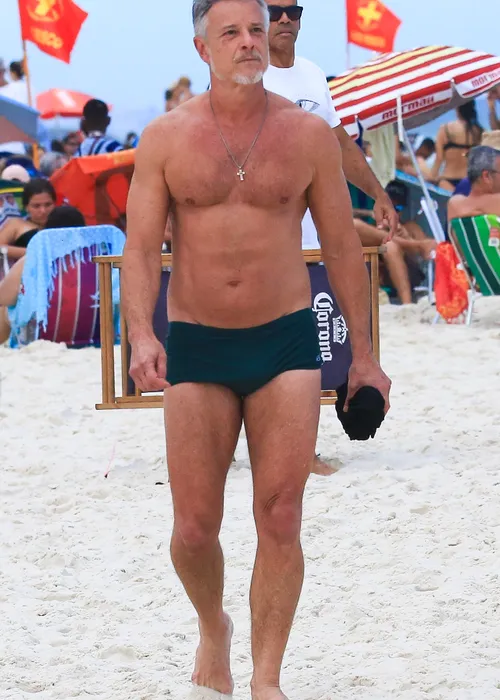 
					De sunga verde, Marcello Novaes rouba a cena em folga de 'Dona de Mim'
				
				