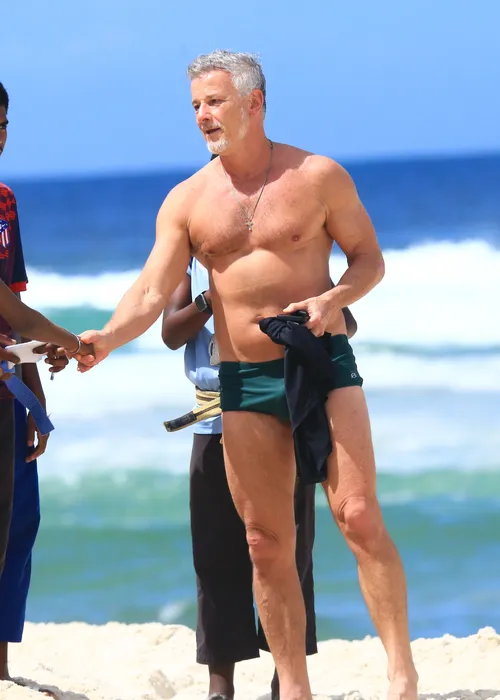 
					De sunga verde, Marcello Novaes rouba a cena em folga de 'Dona de Mim'
				
				