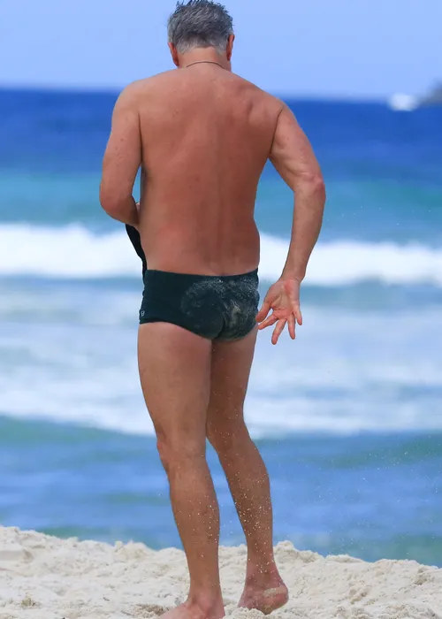 
					De sunga verde, Marcello Novaes rouba a cena em folga de 'Dona de Mim'
				
				