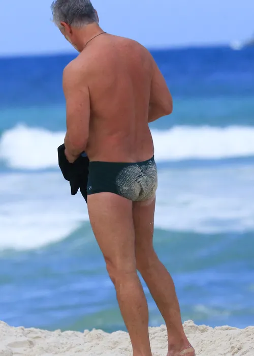 
					De sunga verde, Marcello Novaes rouba a cena em folga de 'Dona de Mim'
				
				