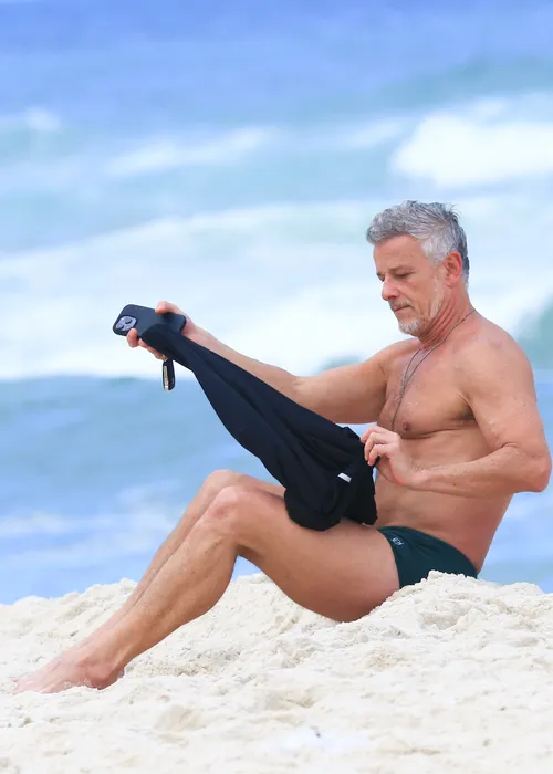 
					De sunga verde, Marcello Novaes rouba a cena em folga de 'Dona de Mim'
				
				