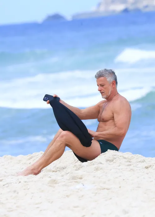 
					De sunga verde, Marcello Novaes rouba a cena em folga de 'Dona de Mim'
				
				