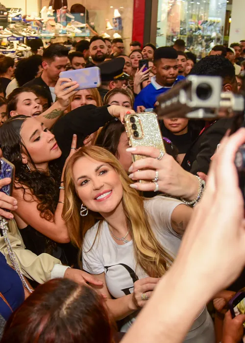 
					Deolane Bezerra causa tumulto durante evento em meio à briga judicial
				
				