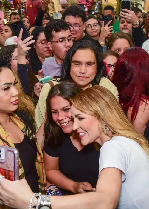 
					Deolane Bezerra causa tumulto durante evento em meio à briga judicial
				
				