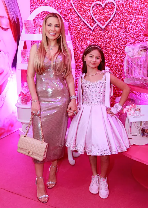 
				
					Deolane gasta fortuna em festa da filha e distribui bebês reborn
				
				