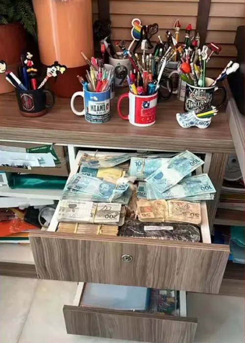 
					Dinheiro é encontrado em gavetas de casa de ex-prefeito na Bahia
				
				