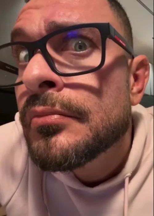 
					Diogo Nogueira brinca com nova aparência e divide opiniões: 'Devolve'
				
				