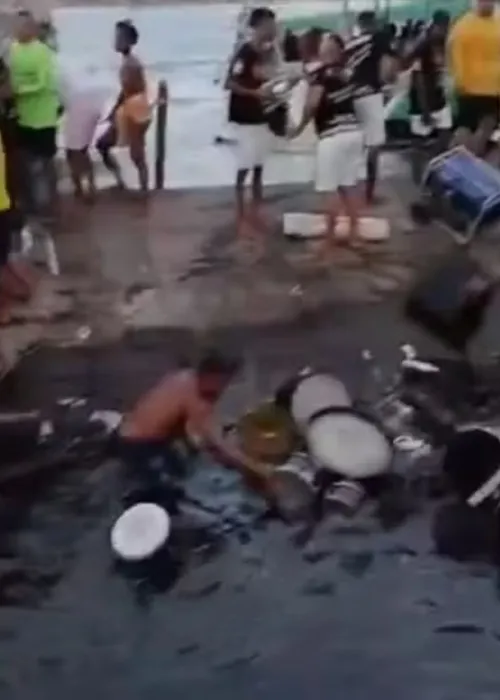 
					Embarcação naufraga durante show de banda em Salvador
				
				