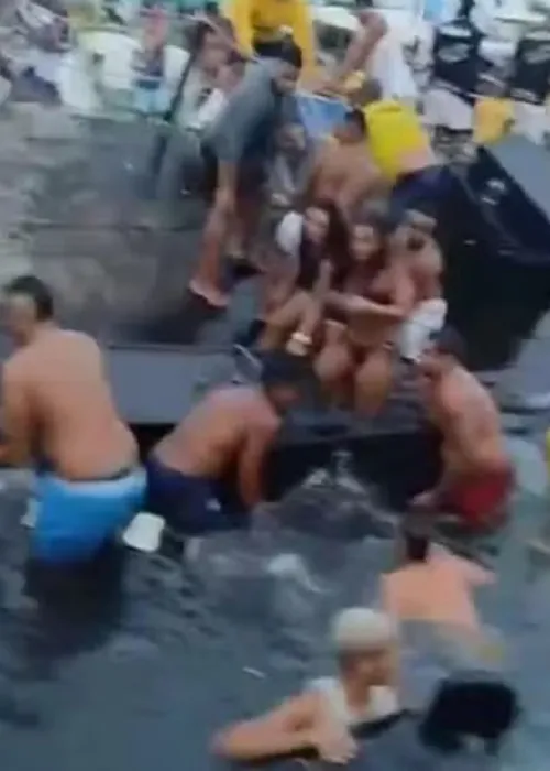 
					Embarcação naufraga durante show de banda em Salvador
				
				