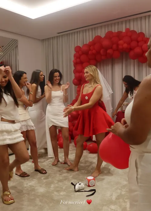 
					Esposa de Endrick exibe fotos do chá de lingerie após casamento
				
				