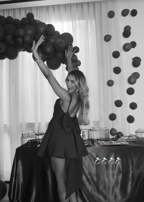 
					Esposa de Endrick exibe fotos do chá de lingerie após casamento
				
				