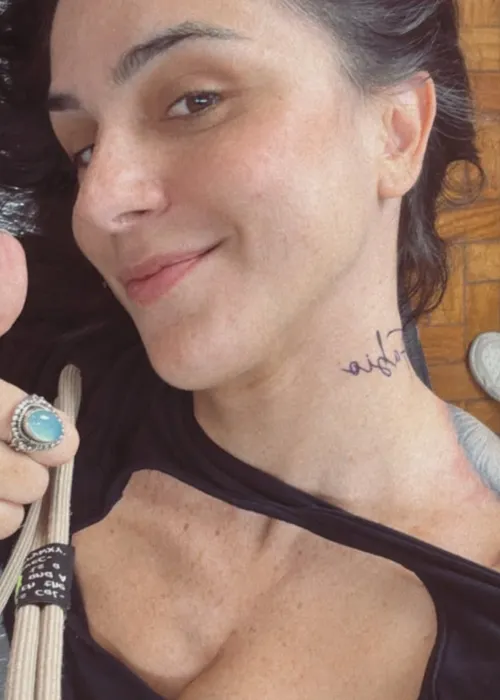   					Esposa de Fábio Porchat é detonada por tatuagem inusitada: 'Breguice'  				  				