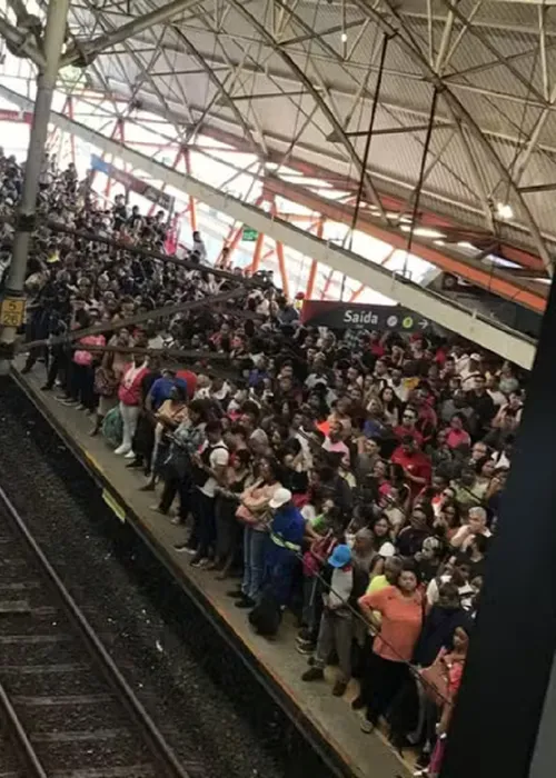 
					Estações do metrô de Salvador ficam lotadas após falha
				
				
