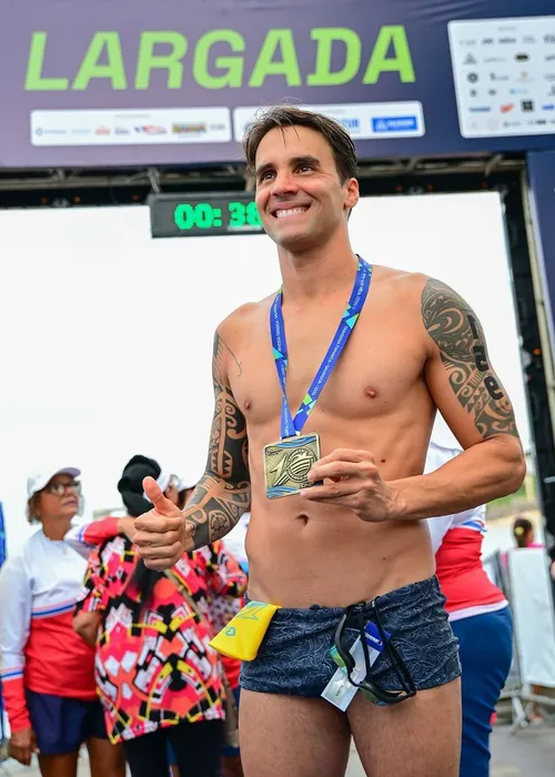 
					Ex-marido de Ivete, Daniel Cady exibe tanquinho em competição
				
				