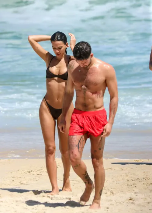 
					Ex-namorados, Bruna Marquezine e João Guilherme curtem praia juntos
				
				