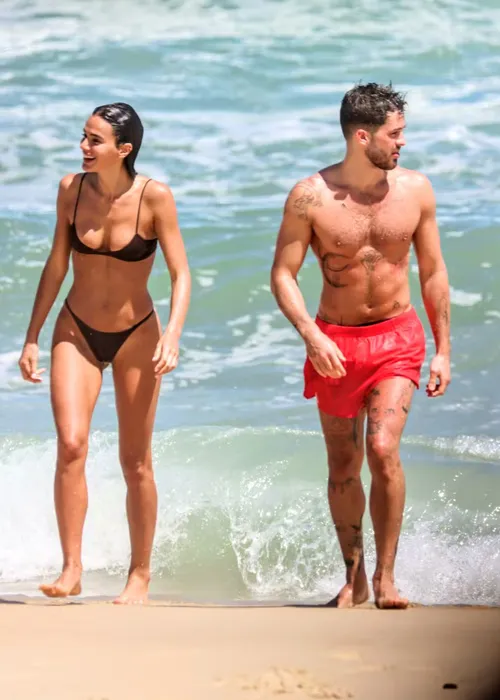 
					Ex-namorados, Bruna Marquezine e João Guilherme curtem praia juntos
				
				