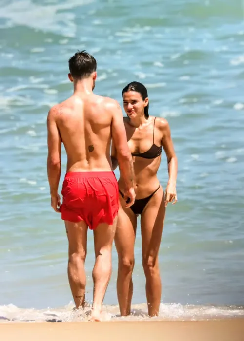 
					Ex-namorados, Bruna Marquezine e João Guilherme curtem praia juntos
				
				