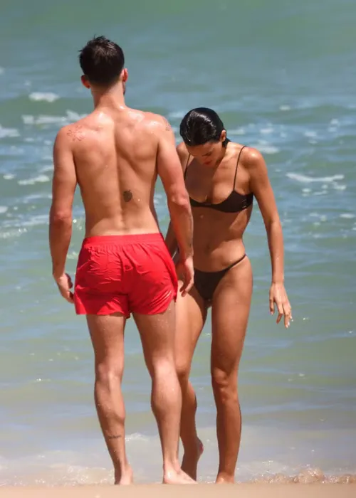 
					Ex-namorados, Bruna Marquezine e João Guilherme curtem praia juntos
				
				