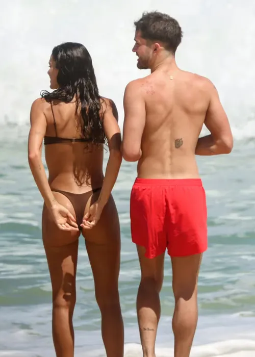 
					Ex-namorados, Bruna Marquezine e João Guilherme curtem praia juntos
				
				