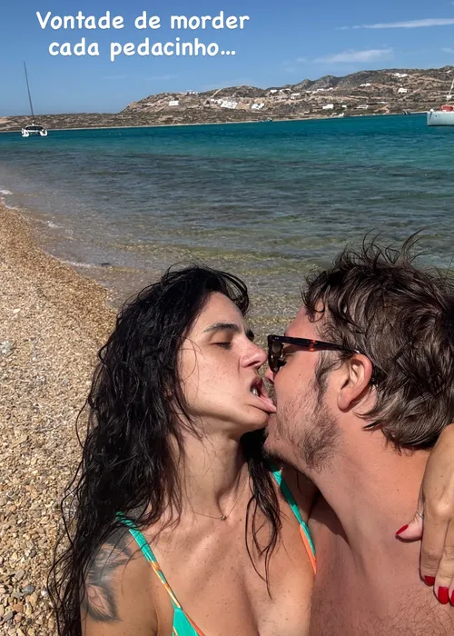 
					Fábio Porchat morde boca da namorada em viagem romântica
				
				