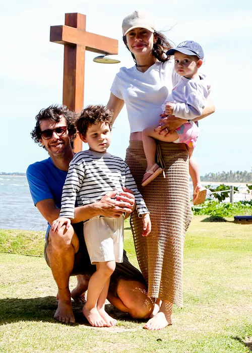 
					Fafá de Belém, Luisa Perissé e mais famosos curtem litoral baiano
				
				