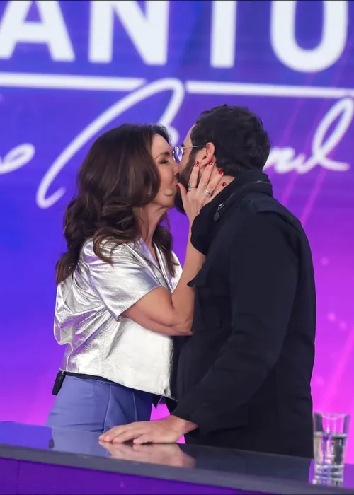 
					Fátima Bernardes e namorado vão ao SBT e Patrícia Abravanel dá recado
				
				