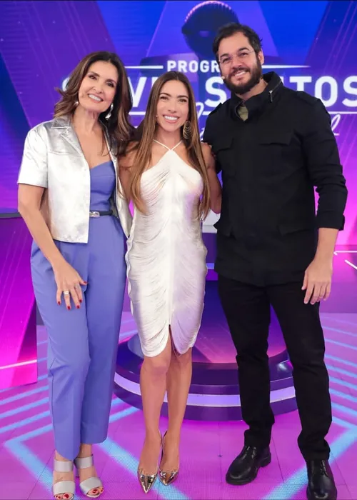 
					Fátima Bernardes e namorado vão ao SBT e Patrícia Abravanel dá recado
				
				