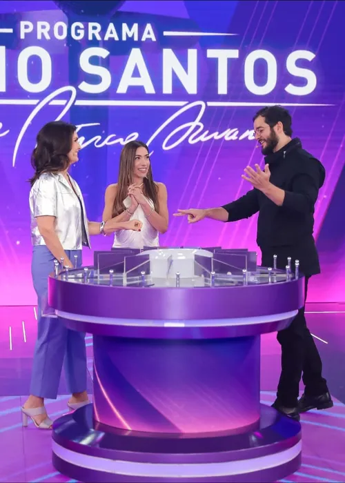 
					Fátima Bernardes e namorado vão ao SBT e Patrícia Abravanel dá recado
				
				