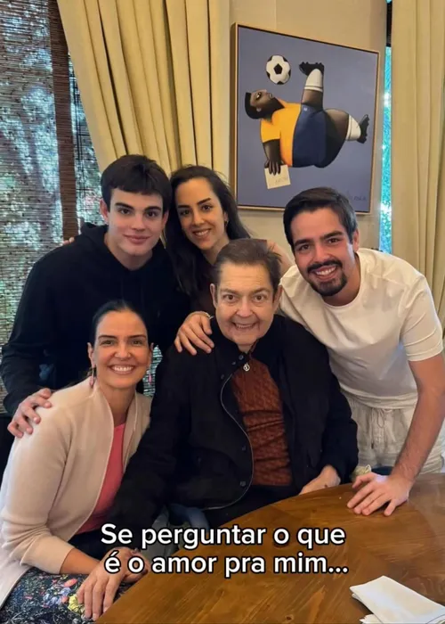 
					Faustão surge em fotos raras ao lado da esposa e filhos: 'A resposta'
				
				