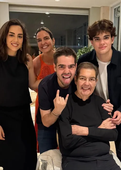 
					Faustão surge em fotos raras ao lado da esposa e filhos: 'A resposta'
				
				