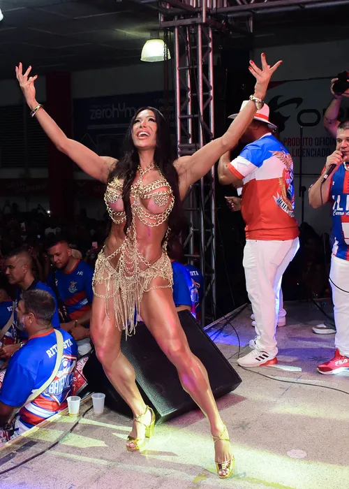 
					Filha de Belo prestigia Gracyanne em coroação como Rainha de Bateria
				
				