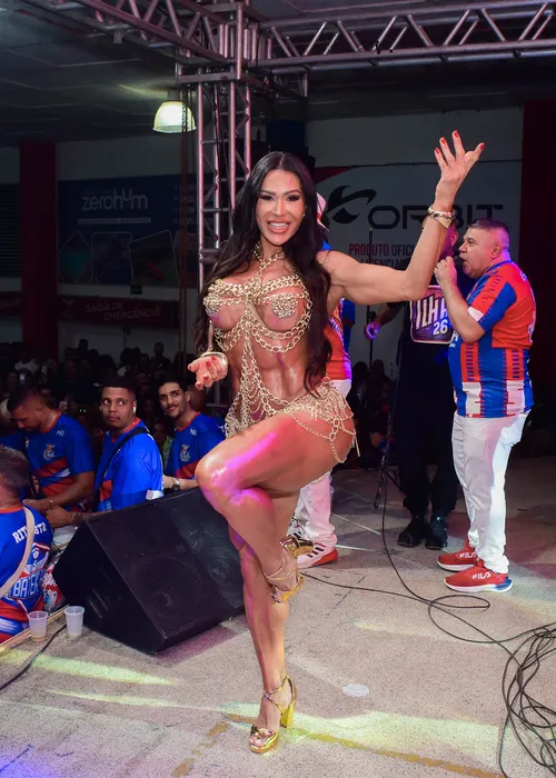 
					Filha de Belo prestigia Gracyanne em coroação como Rainha de Bateria
				
				