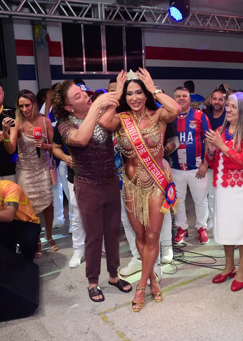 
					Filha de Belo prestigia Gracyanne em coroação como Rainha de Bateria
				
				