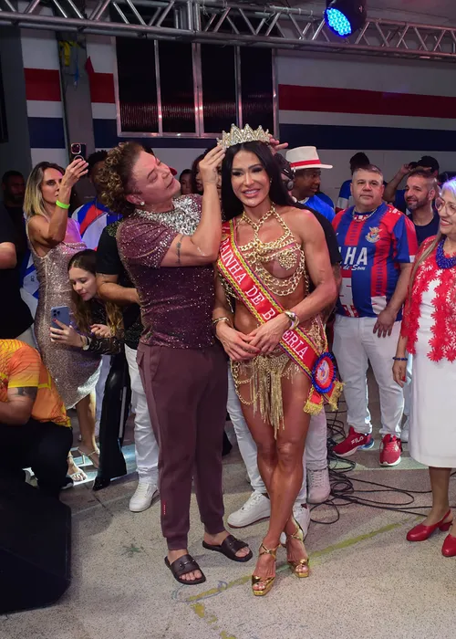 
					Filha de Belo prestigia Gracyanne em coroação como Rainha de Bateria
				
				