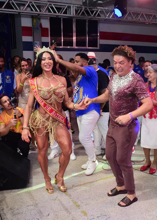 
					Filha de Belo prestigia Gracyanne em coroação como Rainha de Bateria
				
				