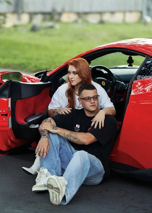 
					Filha de Gugu e marido ostentam Ferrari de R$ 2,5 milhões em ensaio
				
				