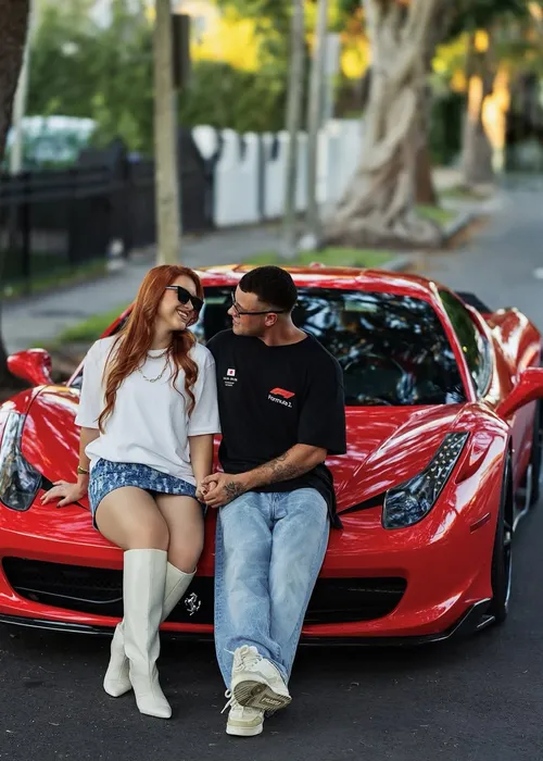 
					Filha de Gugu e marido ostentam Ferrari de R$ 2,5 milhões em ensaio
				
				