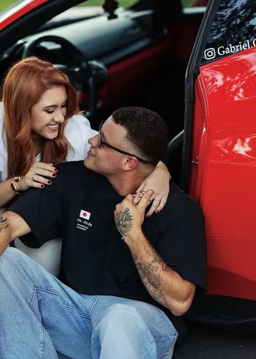 
					Filha de Gugu e marido ostentam Ferrari de R$ 2,5 milhões em ensaio
				
				