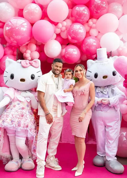 
				
					Filha de Hulk ganha festa luxuosa de um ano com bolo de quase 3 metros
				
				