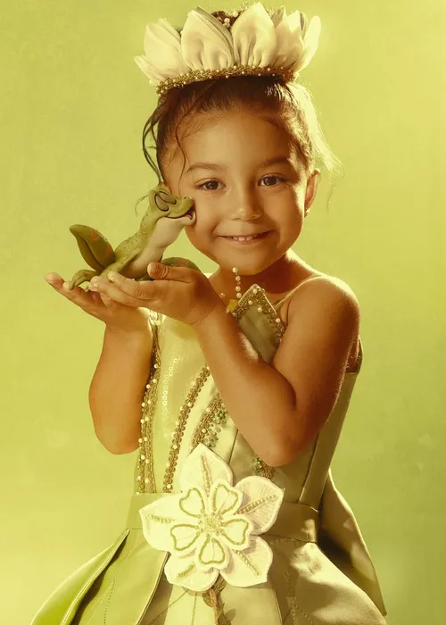 
					Filha de Lore Improta e Léo Santana surge de Princesa Tiana em festa
				
				