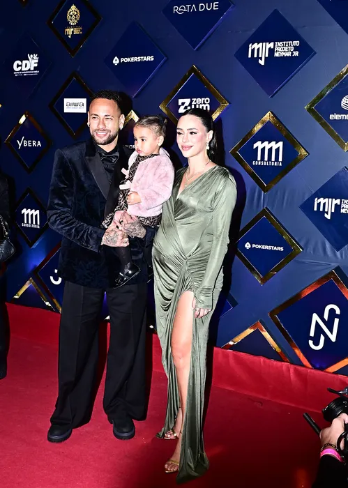
				
					Filha de Neymar rouba a cena com look de valor astronômico em leilão
				
				