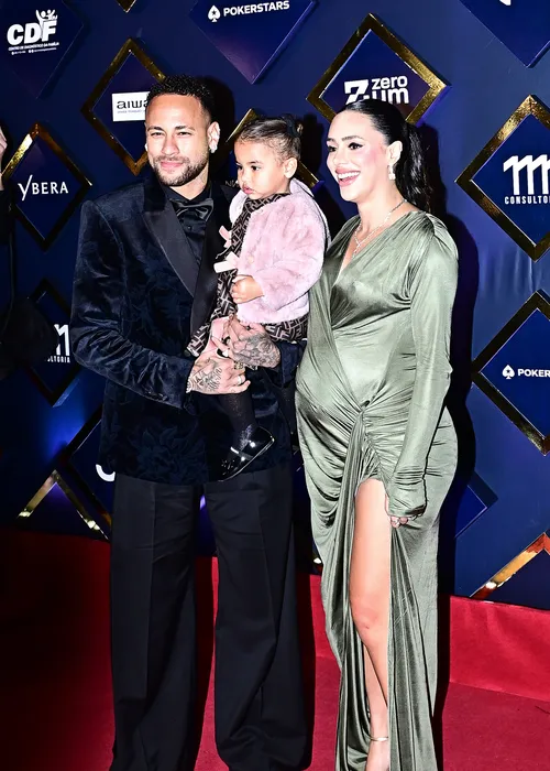 
				
					Filha de Neymar rouba a cena com look de valor astronômico em leilão
				
				