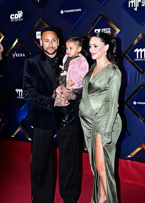 
				
					Filha de Neymar rouba a cena com look de valor astronômico em leilão
				
				