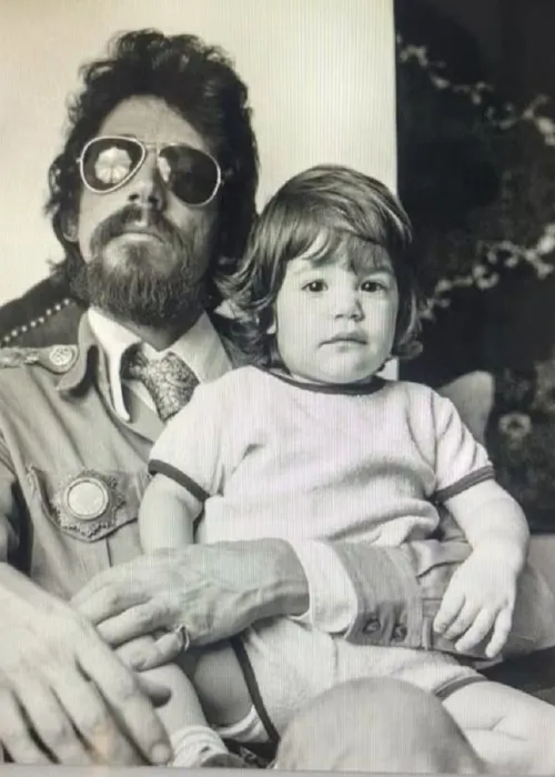 
					Filha de Raul Seixas detona viúva e expõe documentos da herança dele
				
				