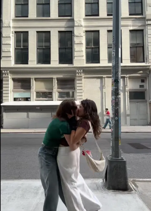 
					Filha de Sandra Annenberg assume namorada com beijão na rua
				
				